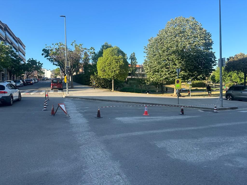 Tasques habilitació sentit únic de la circulació al carrer de Lluís Puigjaner, entre Arquebisbe Ramon Torrella i Avinguda de Francesc Macià 