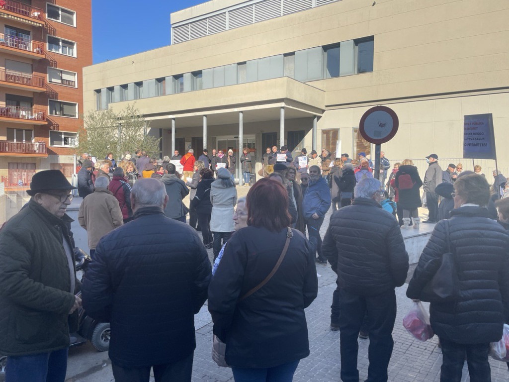 Concentració davant les portes del CAP Olesa d'un centenar de persones.