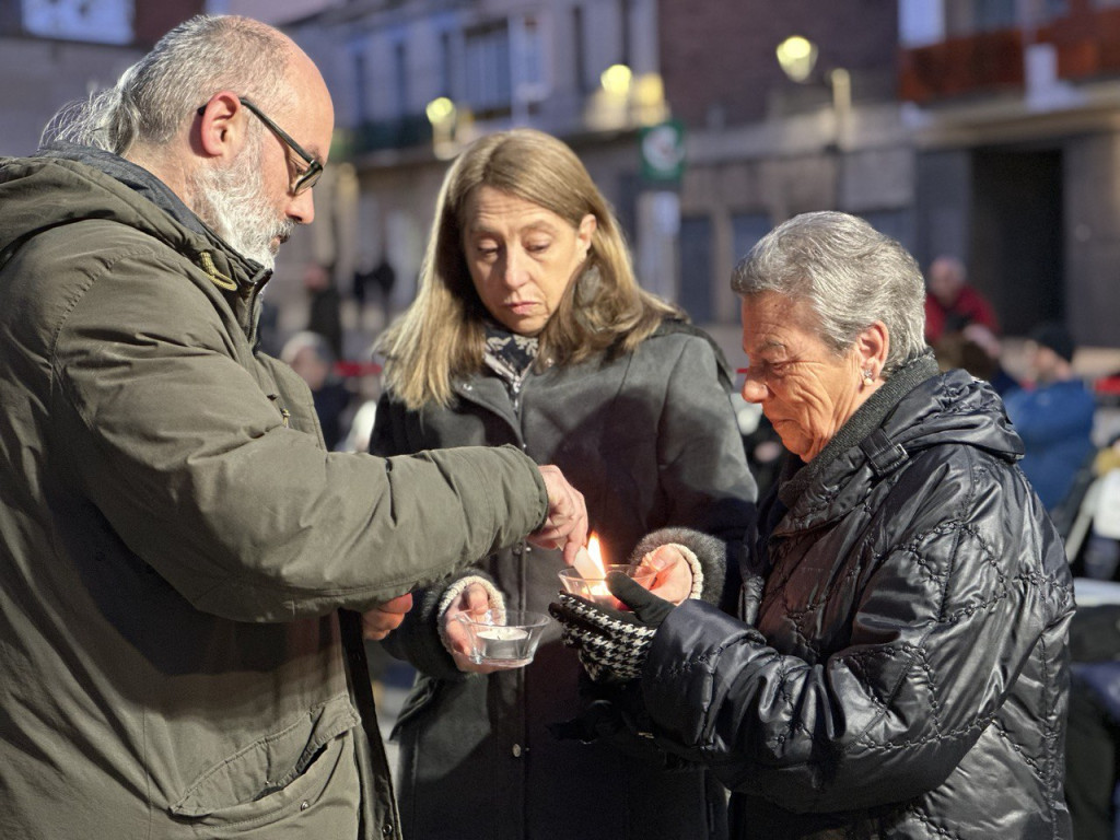 L'homenatge es va dur a terme per part de familiars i representants de les víctimes.