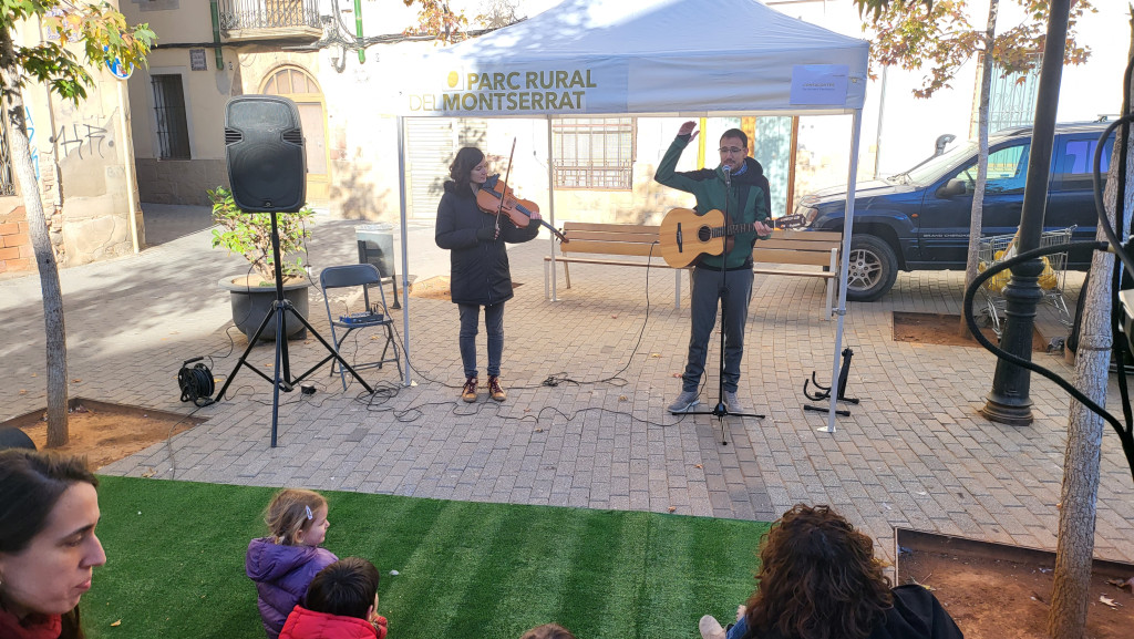 Grup de Contacontes De moment fantàstics (noia amb violí i noi amb guitarra)