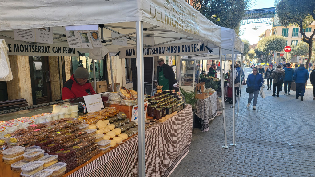 Parada amb productes de la mel i formatges