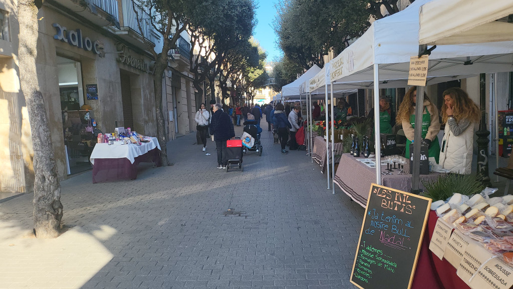 Carrer dels Arbres amb diverses parades de formatges i olis locals