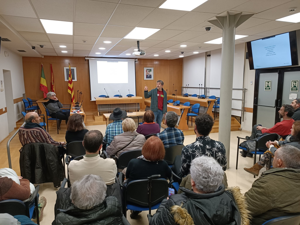 L'alcalde Miquel Riera explicant als assistents el nou plantejament urbanístic