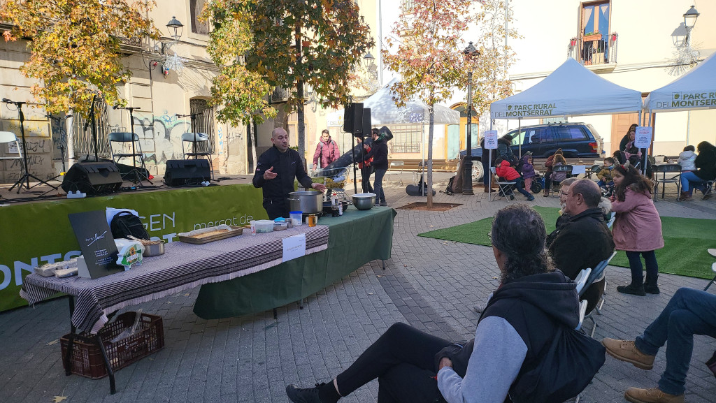 El Cuiner Jordi Llobet fa un Showcooking a la Plaça de les Fonts amb públic