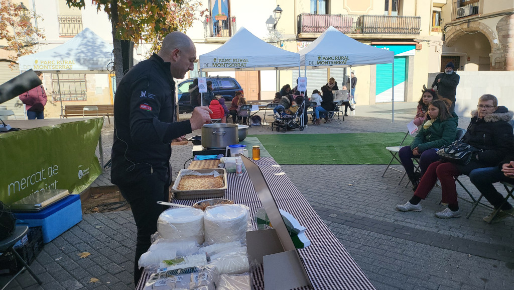 El Cuiner Jordi Llobet fa un Showcooking a la Plaça de les Fonts amb públic