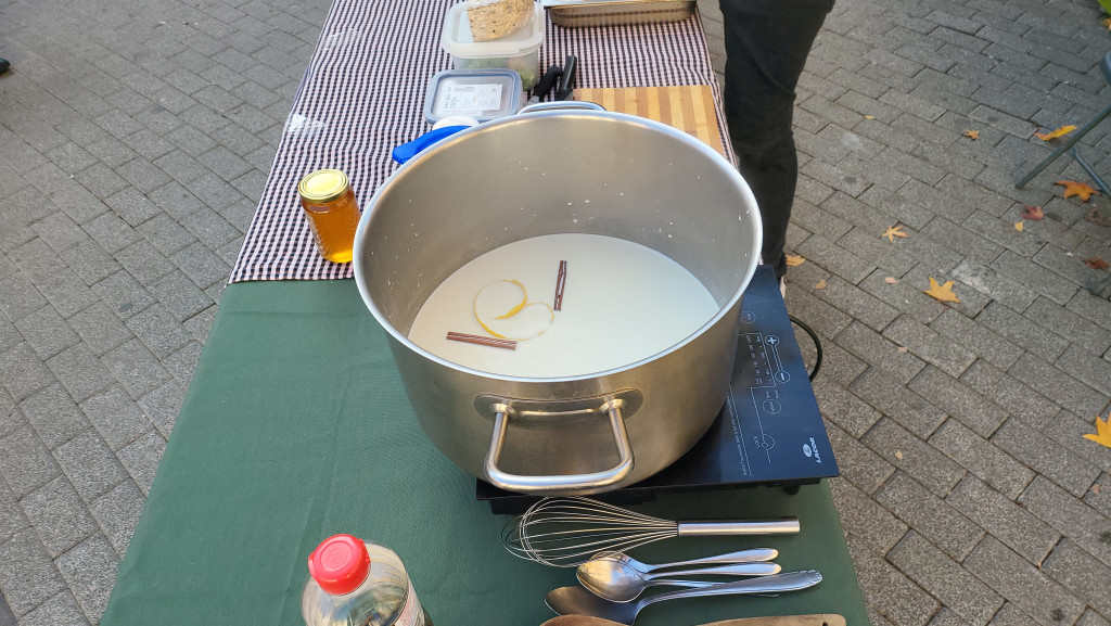 Cassola amb llet, canyella i llimona.