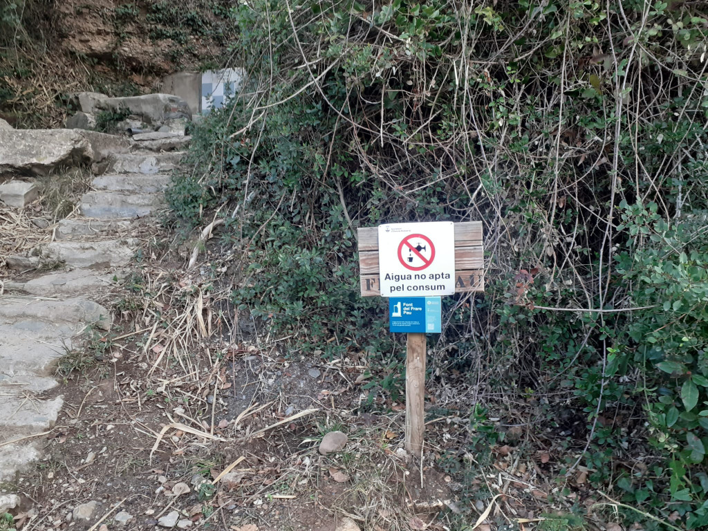 Cartell informatiu amb informació actualitzada sobre la qualitat de l'aigua de les fonts naturals d'Olesa. 