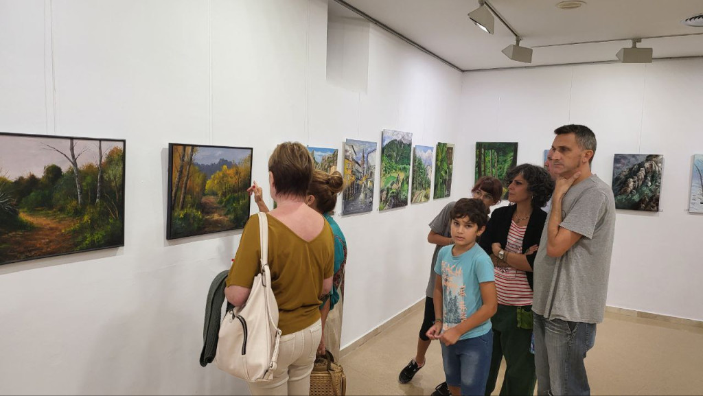 Assistents a l'exposició dels quadres de la Mostra de Pintores d'Olesa