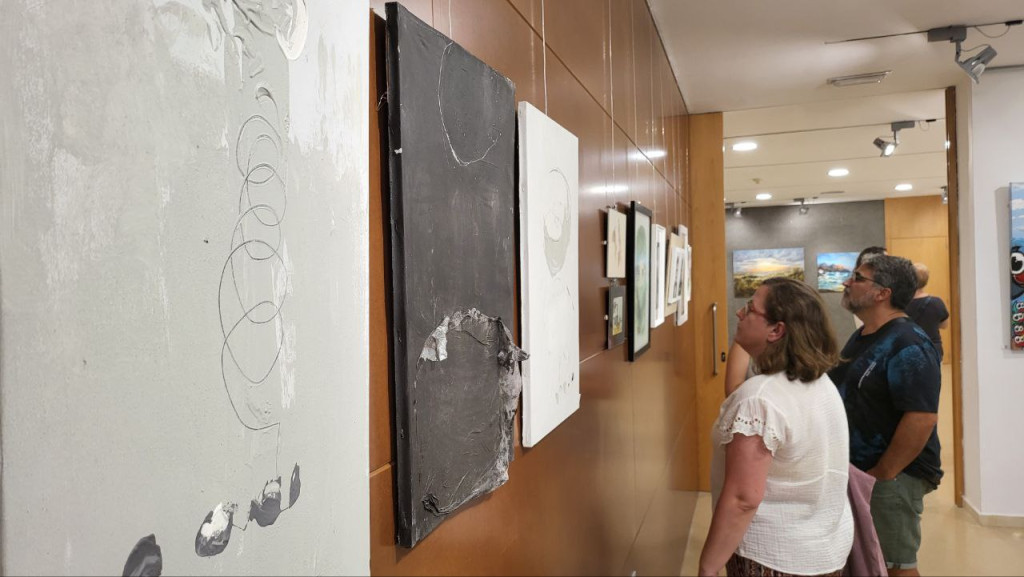 Assistents a l'exposició dels quadres de la Mostra de Pintores d'Olesa