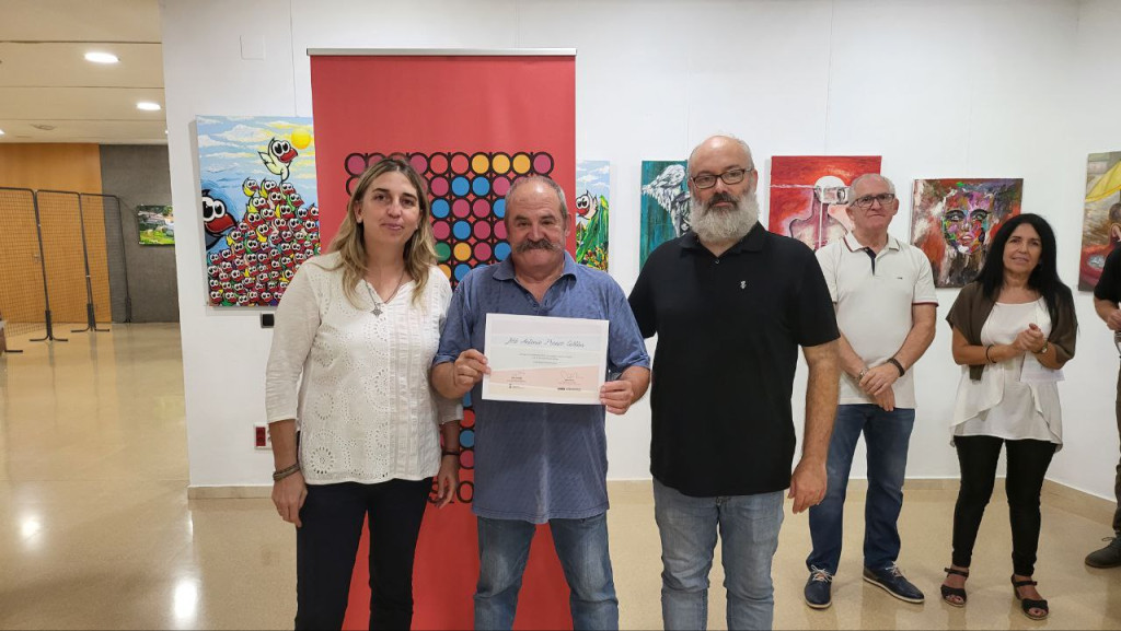 Entrega del diploma commemoratiu