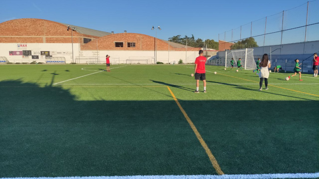 Entrenament a la nova gespa del Camp de Futbol Municipal