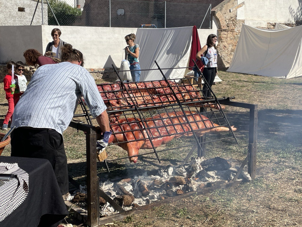 Campament militar a Cal Puigjaner - Graelles de porc a la brasa