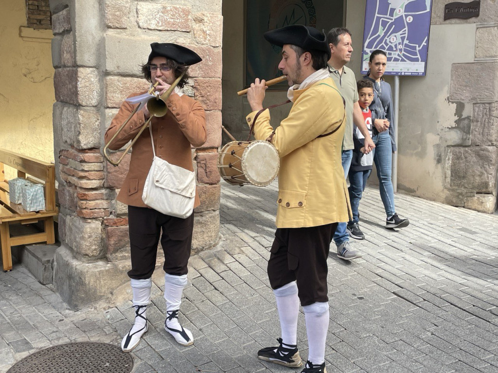 Músics ambientats d'època tocant al carrer