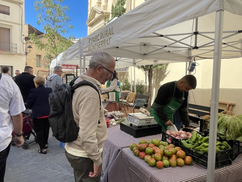 Parades de productes de proximitat del Mercat Origen Montserrat