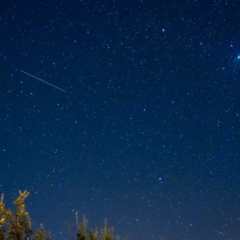 Fotografia del cel nocturn amb una vista d'una perseida