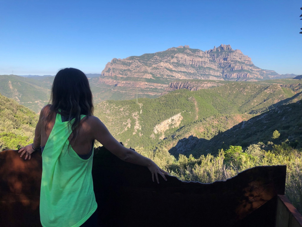 Una persona d'esquena mirant les vistes del mirador