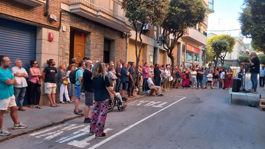 Assistents a l'acte de descoberta de la plaça Institucional a Pere Francesch