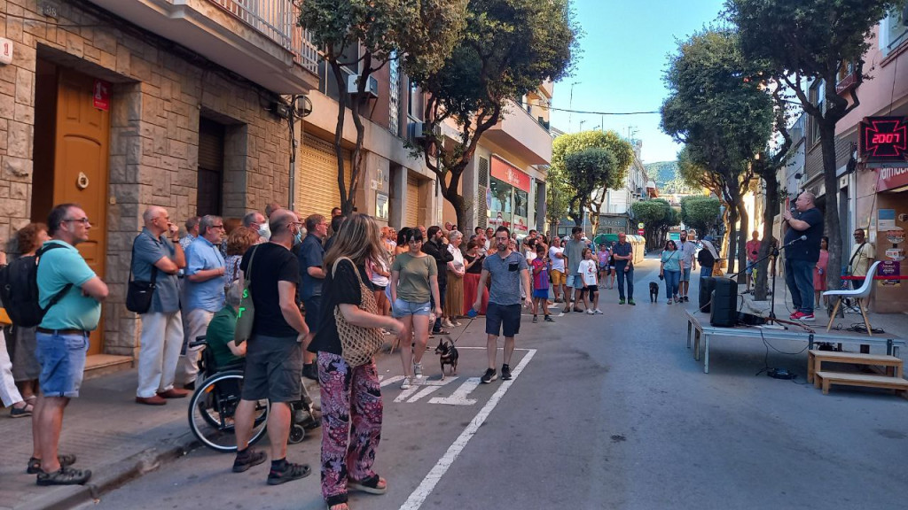 Assistents a l'acte de descoberta de la plaça Institucional a Pere Francesch