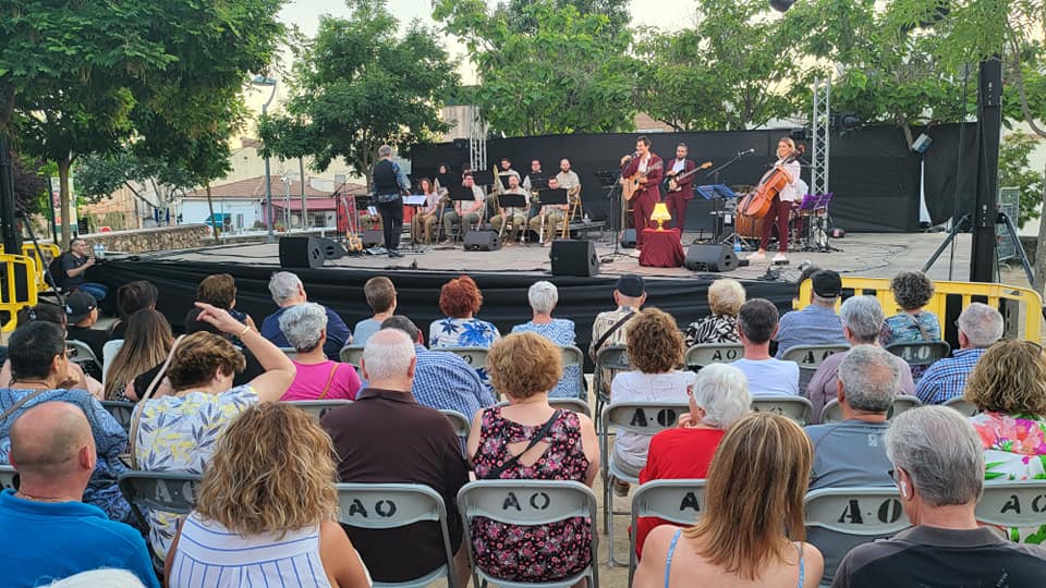 Assistents al concert amb Guillem Roma i La Cobla Marinada