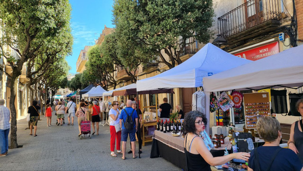 Parades d'artesania als carrers de Salvador Casas, dels Arbres i la Plaça de les Fonts