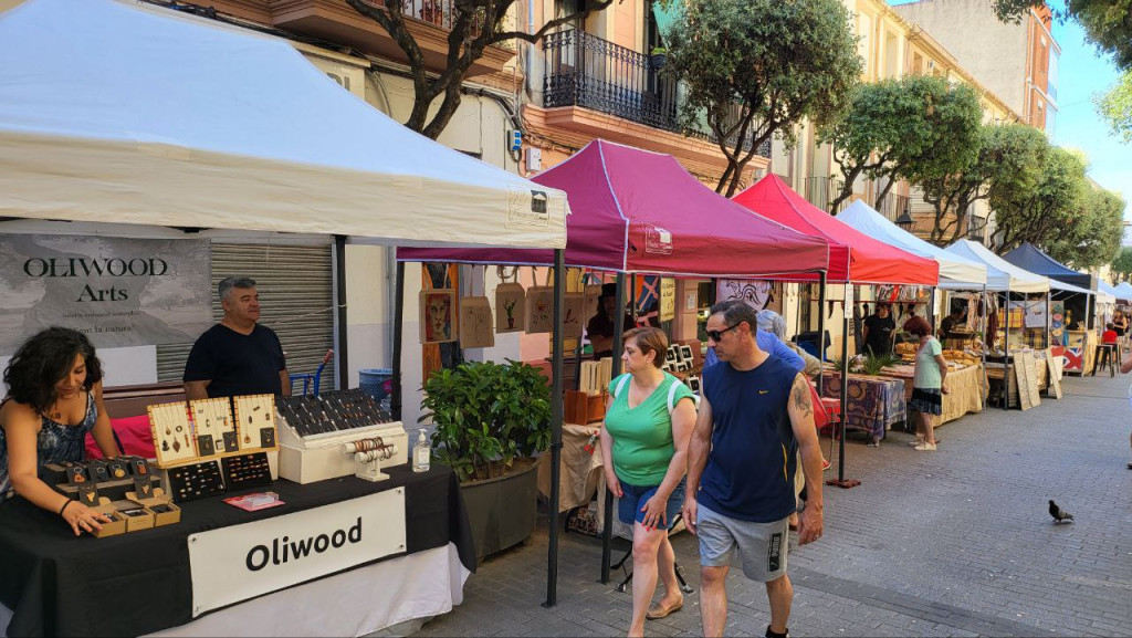 Parades d'artesania als carrers de Salvador Casas, dels Arbres i la Plaça de les Fonts