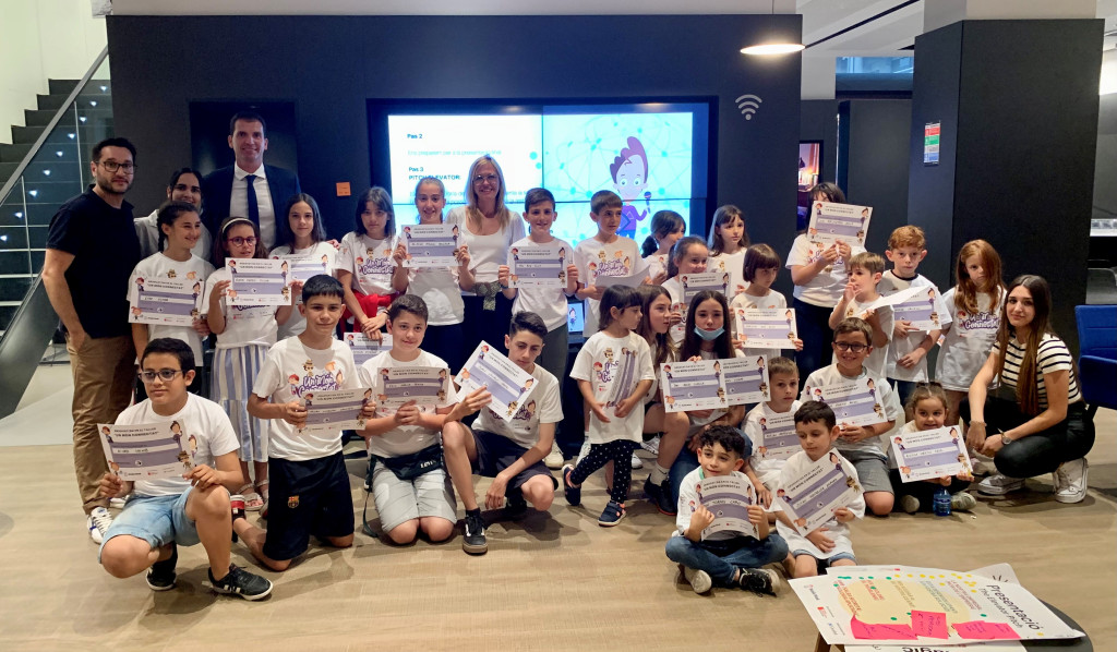 Grup de nens i nenes participants en el Taller de Caixabank "un món connectat"