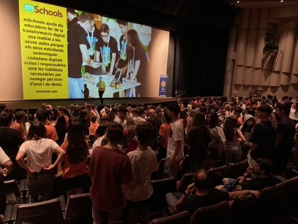 Pantalla Gegant a l'escenari de la Passió amb informació sobre mSchools