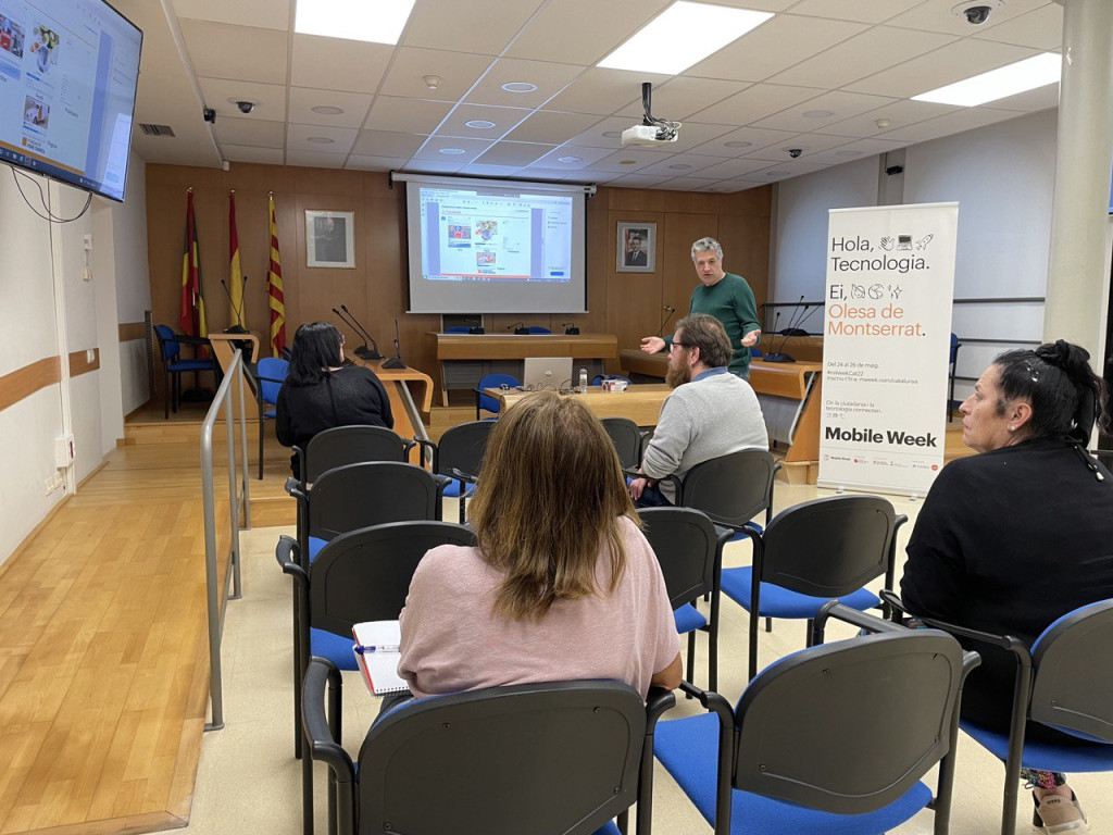 Saló de Sessions de l'ajuntament amb gent assistent al Taller 