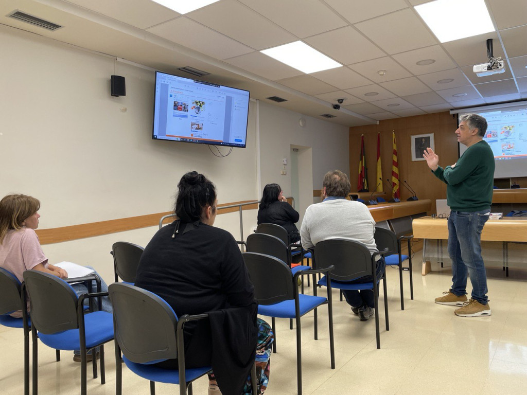 Saló de Sessions de l'ajuntament amb gent assistent al Taller 