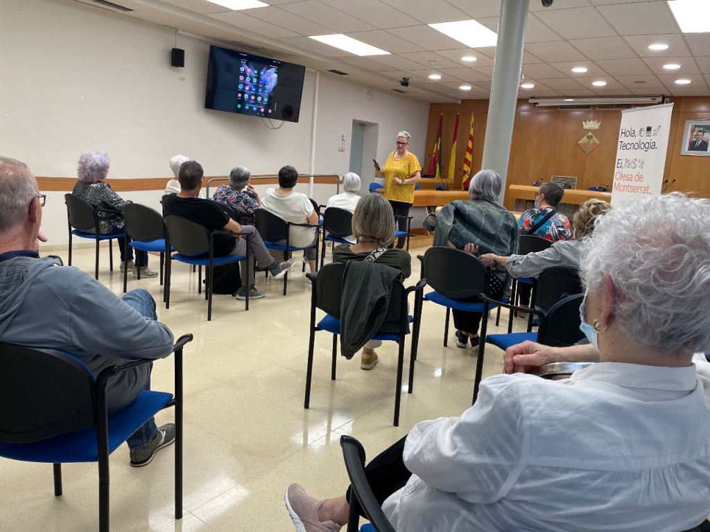 Saló de Sessions de l'ajuntament amb gent assistent al Taller 