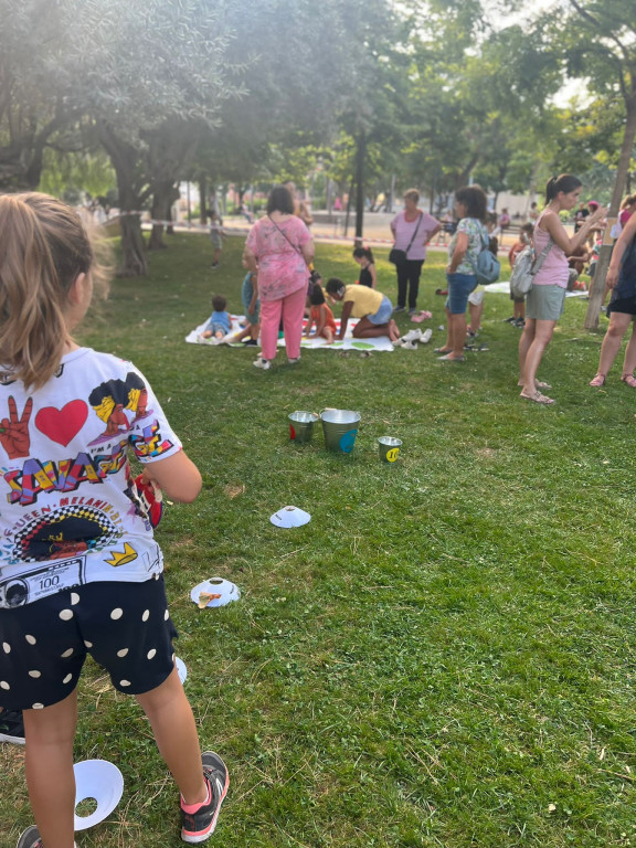 Grup de nens jugant al parc