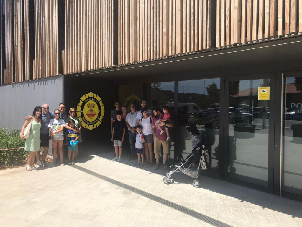 Assistents a la jornada de portes obertes a la Comissaria de la Policia Local