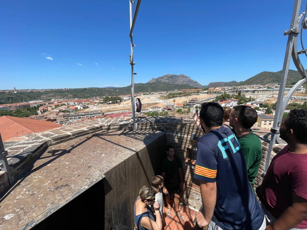 Persones en la jornada de Portes Obertes a la torre del rellotge