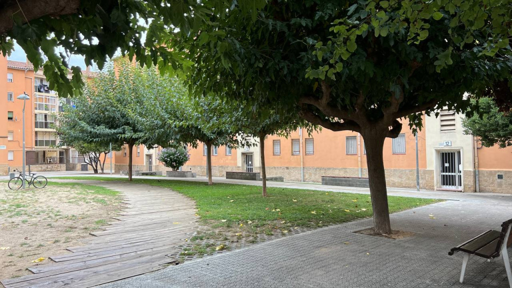 Vista del parc interior del Barri de Sant Bernat amb arbres i bancs