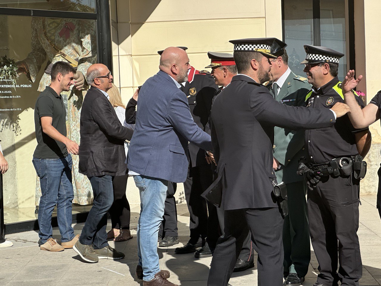 Alcalde i regidors saludant a diferents cosos participants de l'acte de Sant Miquel 2023