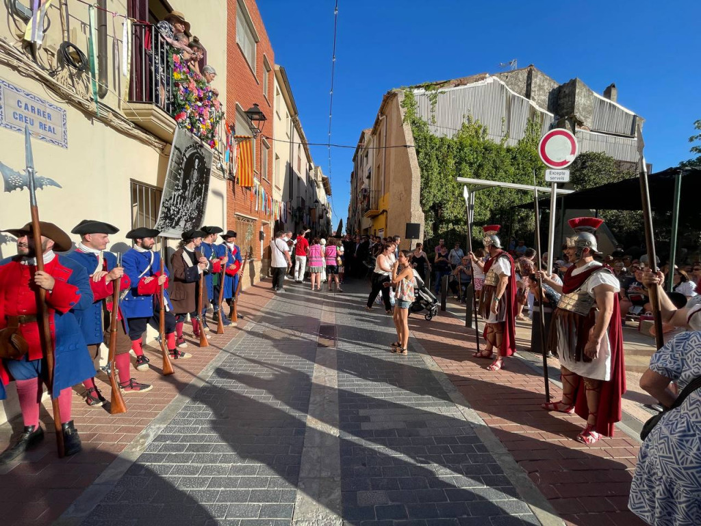 Seguici de persones caracteritzades al carrer Creu Real