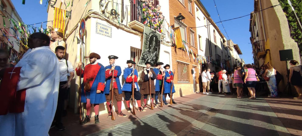 Seguici de persones caracteritzades al carrer Creu Real