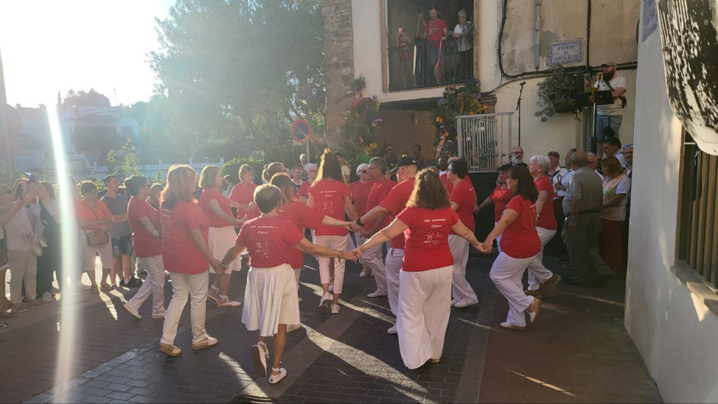 Ballada Sardanes a l'ofrena floral al porxo de Santa Oliva