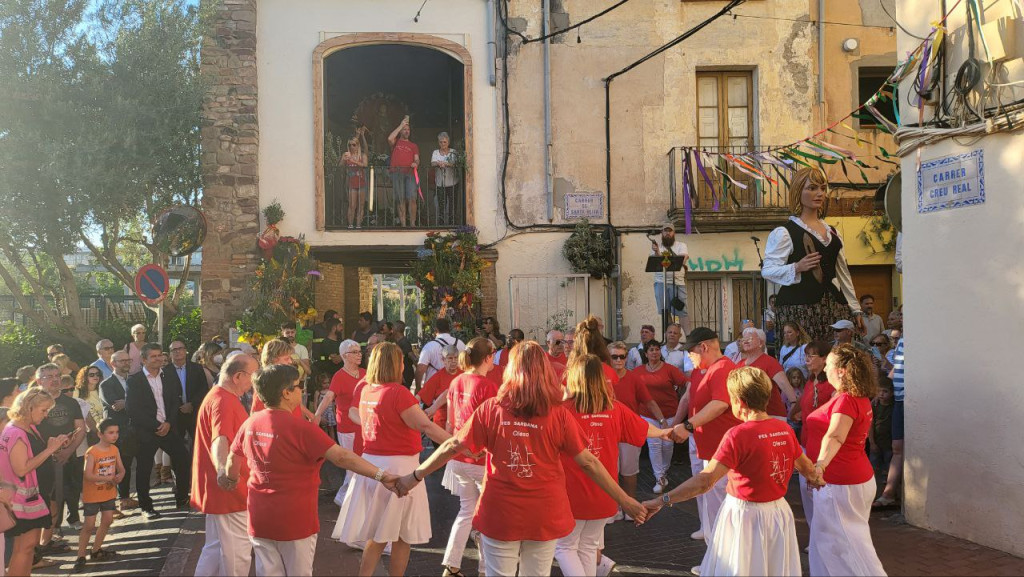 Ballada de sardanes a l'ofrena floral