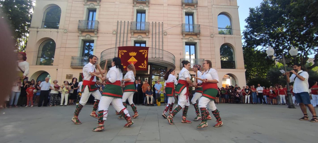 Esbart Olesà davant la porta de l'ajuntament