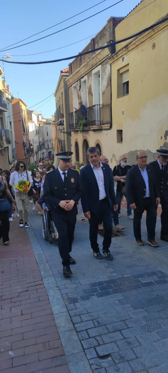 Autoritats caminant per fer l'ofrena