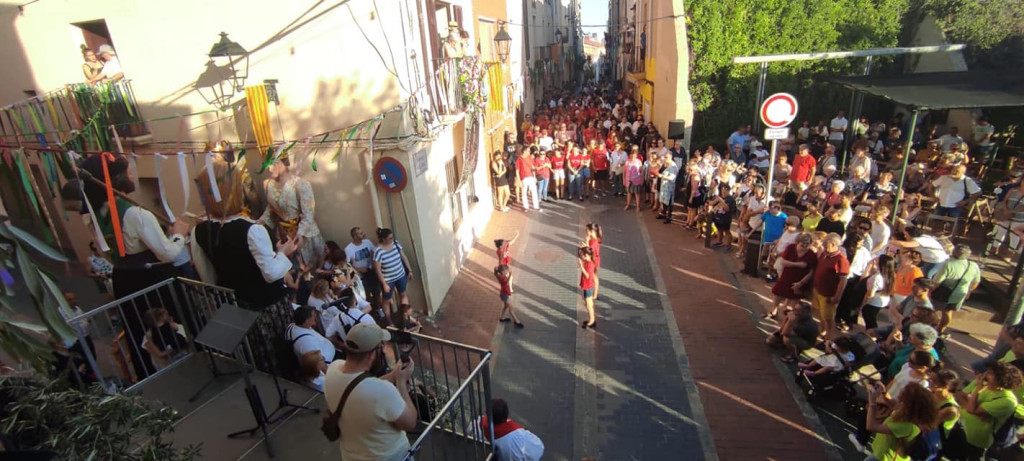 Vista aèria dels carrers plens de gent per l'ofrena floral