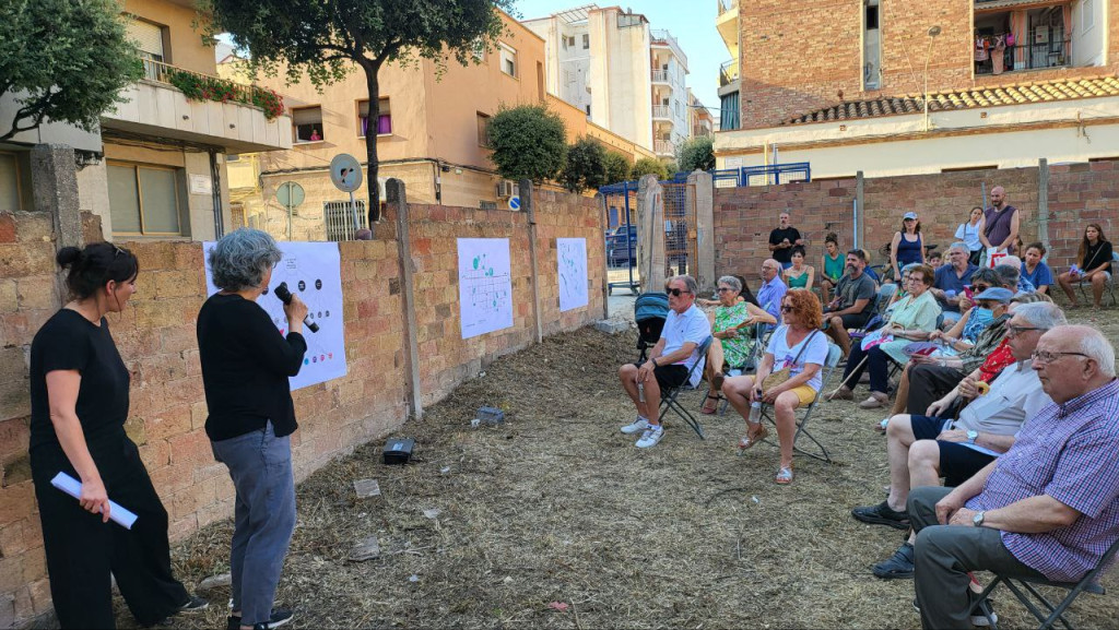 Explicació als assistents de la nova plaça