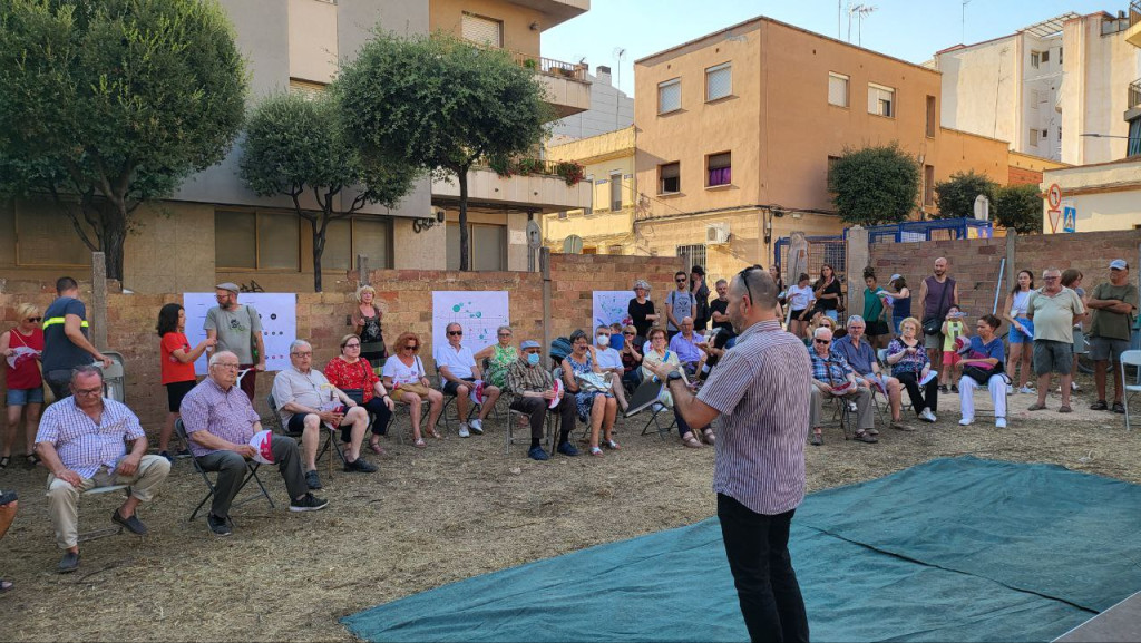 Explicació als assistents de la nova plaça