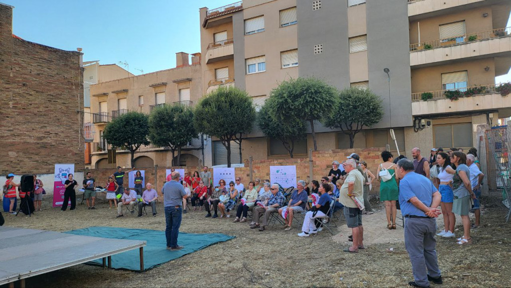 Explicació als assistents de la nova plaça