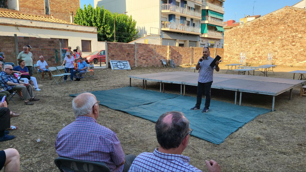 Explicació als assistents de la nova plaça