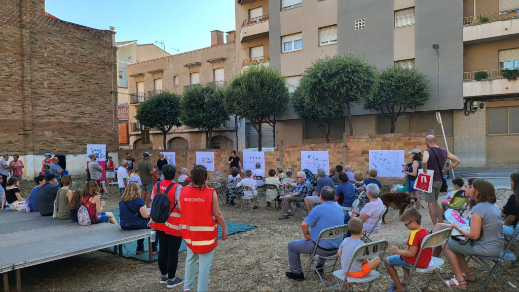 Explicació als assistents de la nova plaça