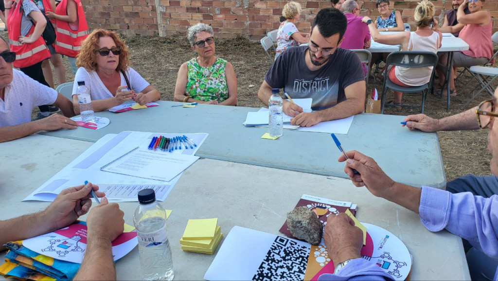 Taula amb participants al taller participatiu