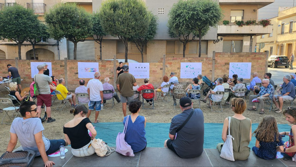 Explicació als assistents de la nova plaça