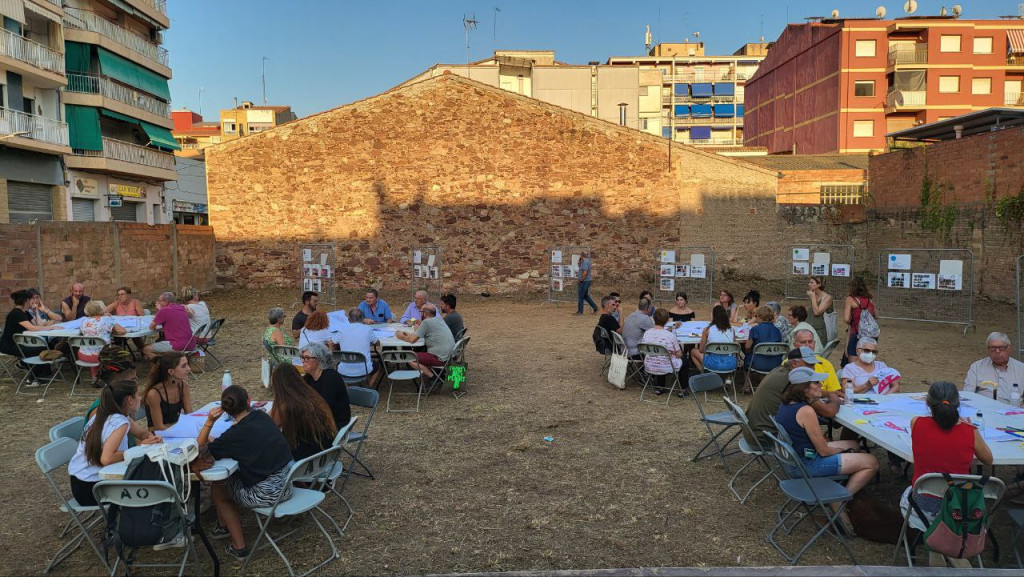 Taules amb els participants del Taller Participatiu